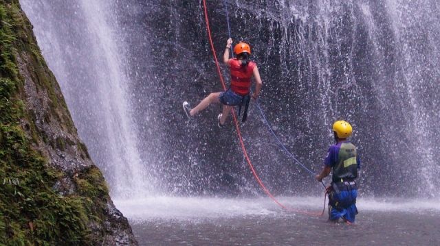  En medio de la cascada 